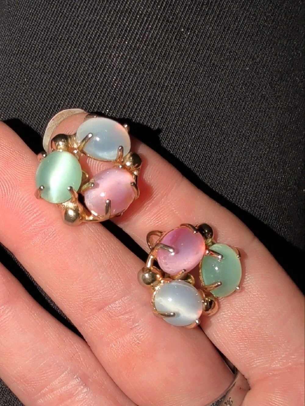 1940s Gold-Tone Pastel Cats Eye Glass Cabochon Cluster Screwback Earrings